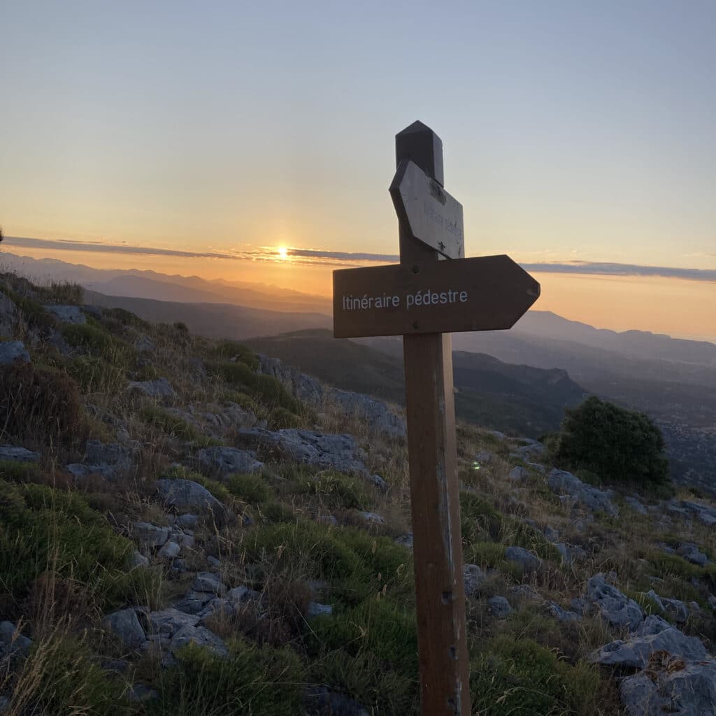 Séjour d'été : Sentier vers le pic des Courmettes avec le lever de soleil