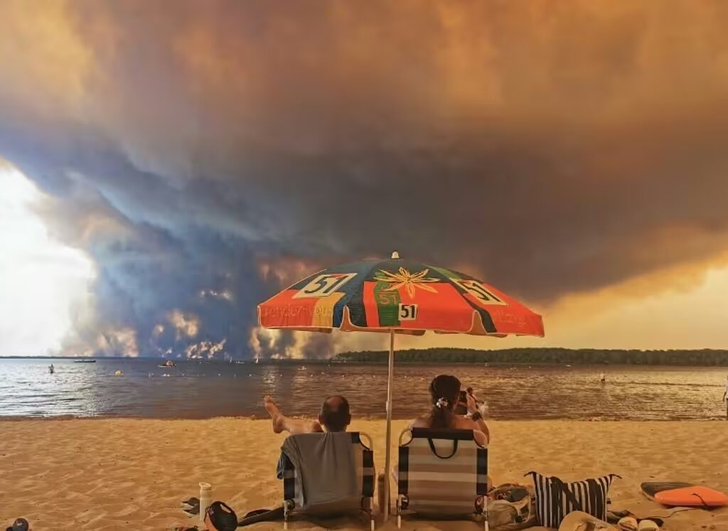 Photo de vacanciers regardant les feux en Gironde en juillet 2026