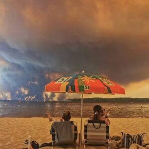 Photo de vacanciers regardant les feux en Gironde en juillet 2026