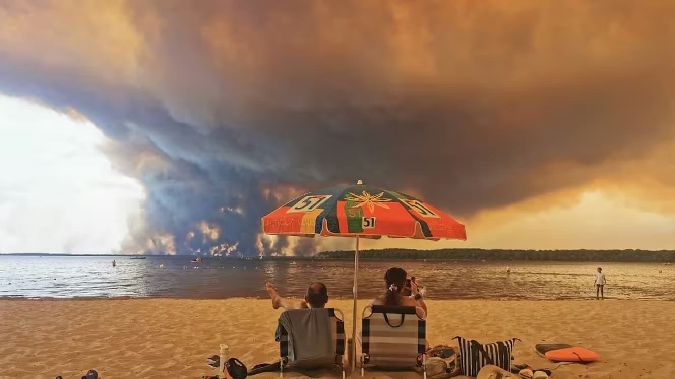Photo de vacanciers regardant les feux en Gironde en juillet 2026